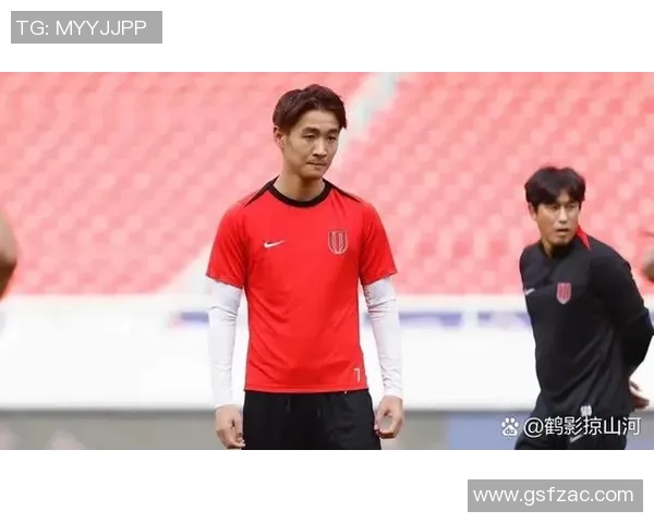 足球明星扎辫子的时尚潮流与场上表现的完美结合